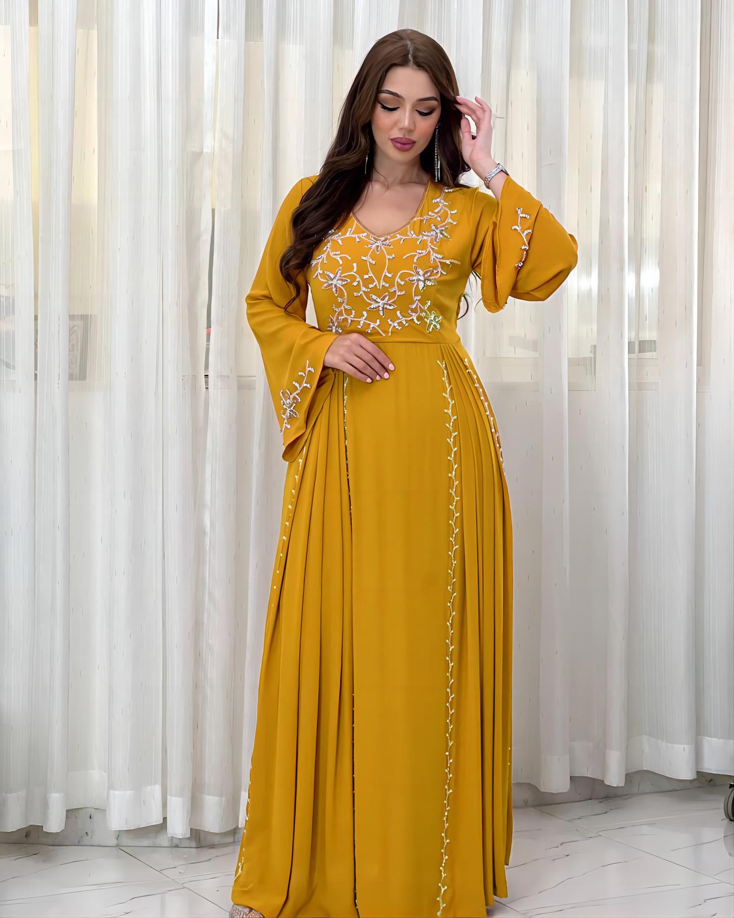 Elegante vestido con apliques bordados para cena de fiesta