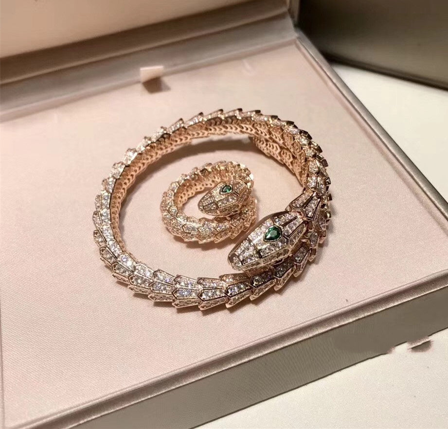 Conjunto de anillo y pulsera de serpiente con diamantes y microconjunto chapado en oro de latón