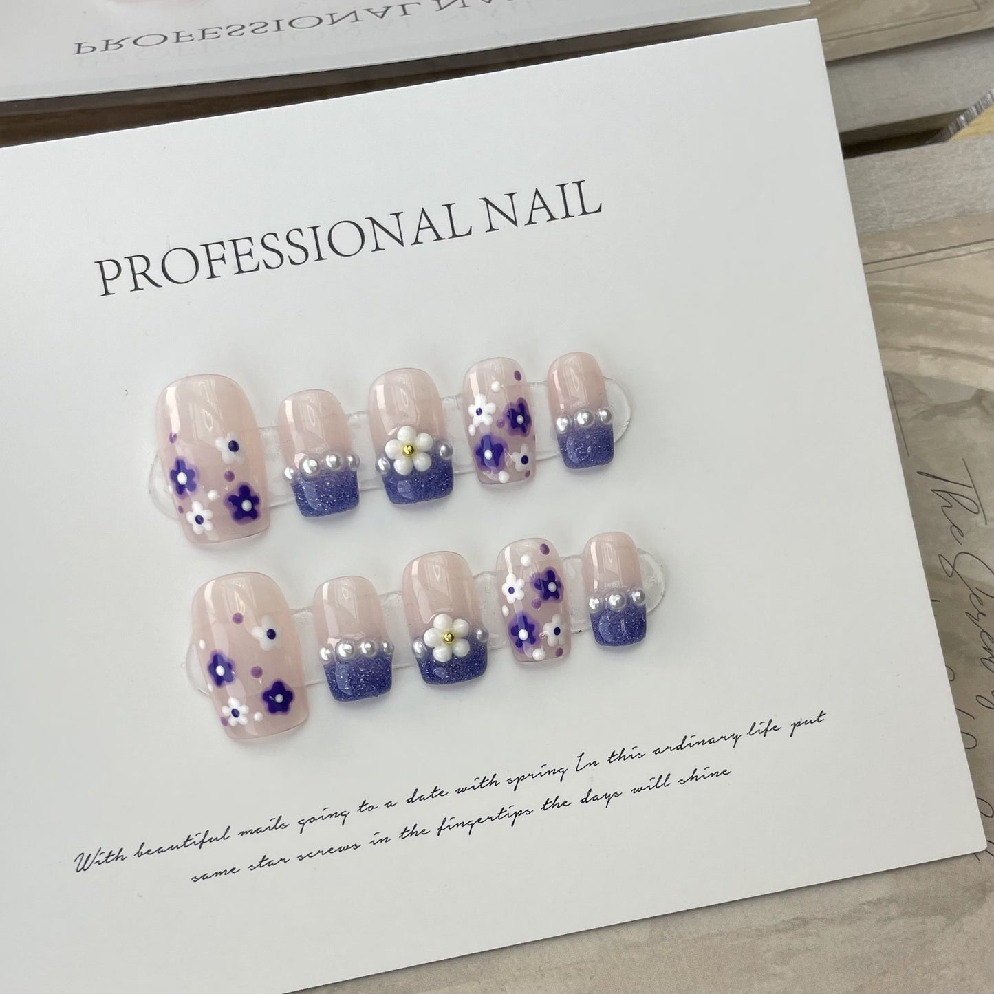 Porter des patchs de photothérapie faits à la main pour les ongles