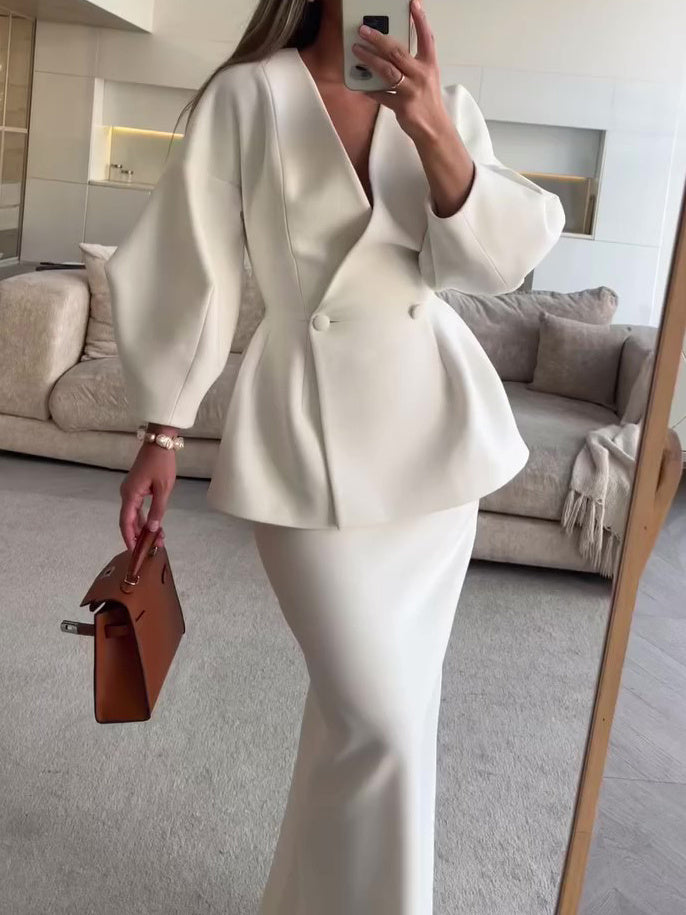 Ensemble manteau à col en V à volants et jupe longue