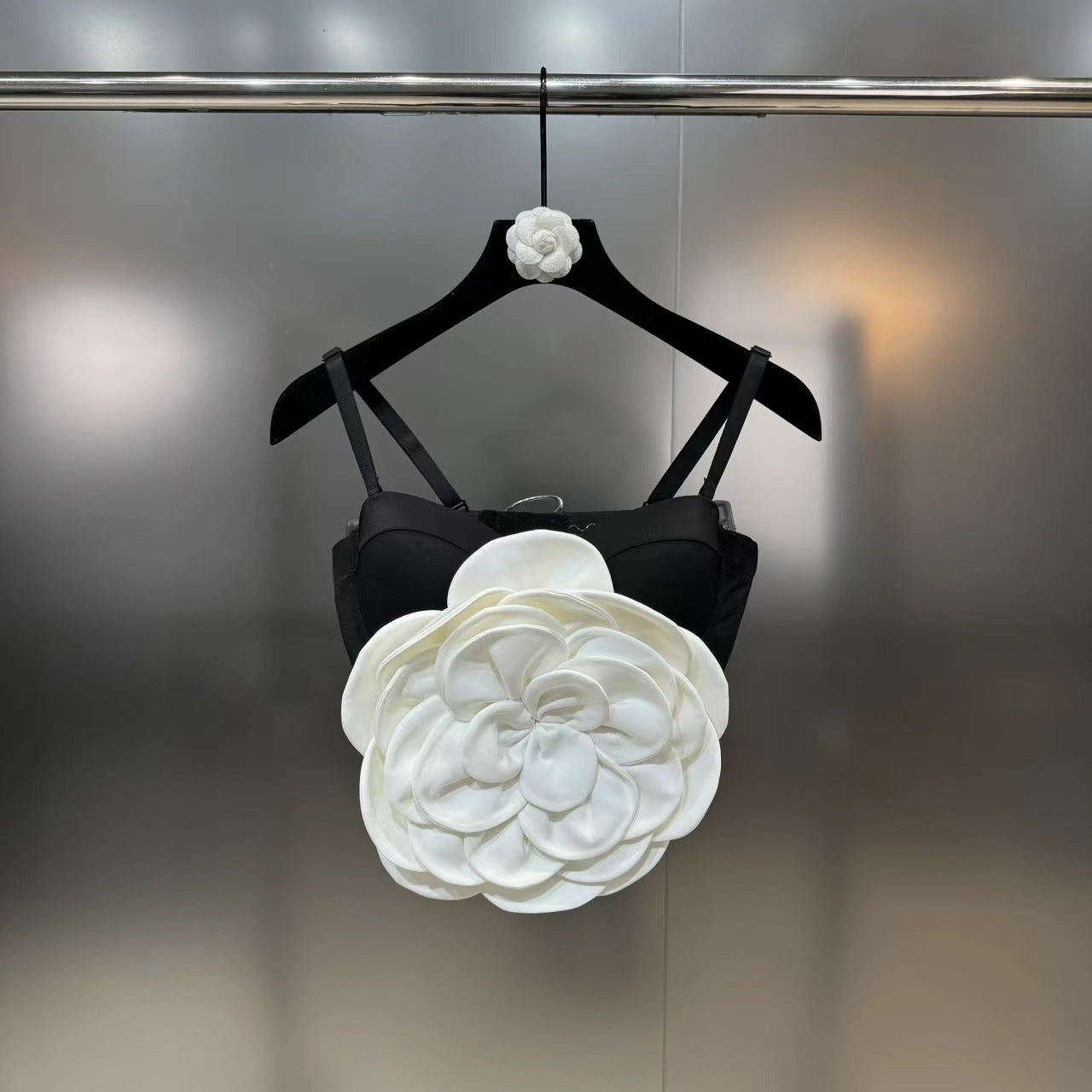 Haut fin dos nu à grandes fleurs tridimensionnelles