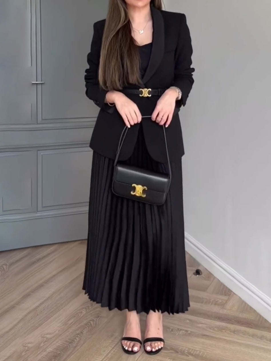 Ensemble blazer uni et jupe plissée