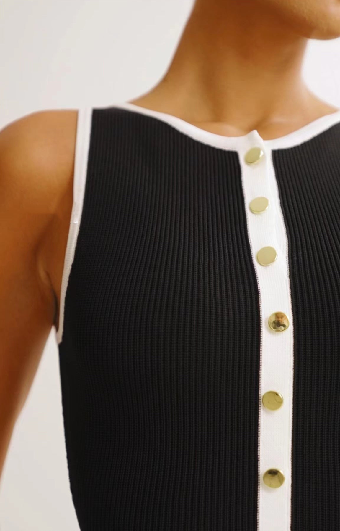 Robe élégante en laine noire pour femme