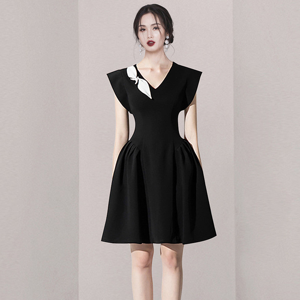 Robe noire sans manches à col en V