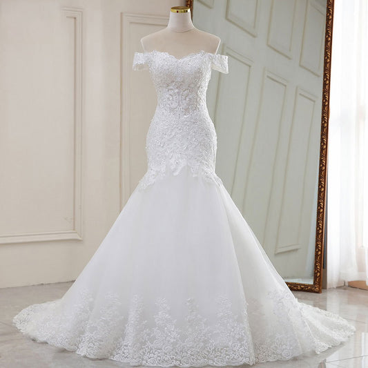 Robe de mariée taille haute blanche en dentelle mi-longue à col en V et à traîne longue