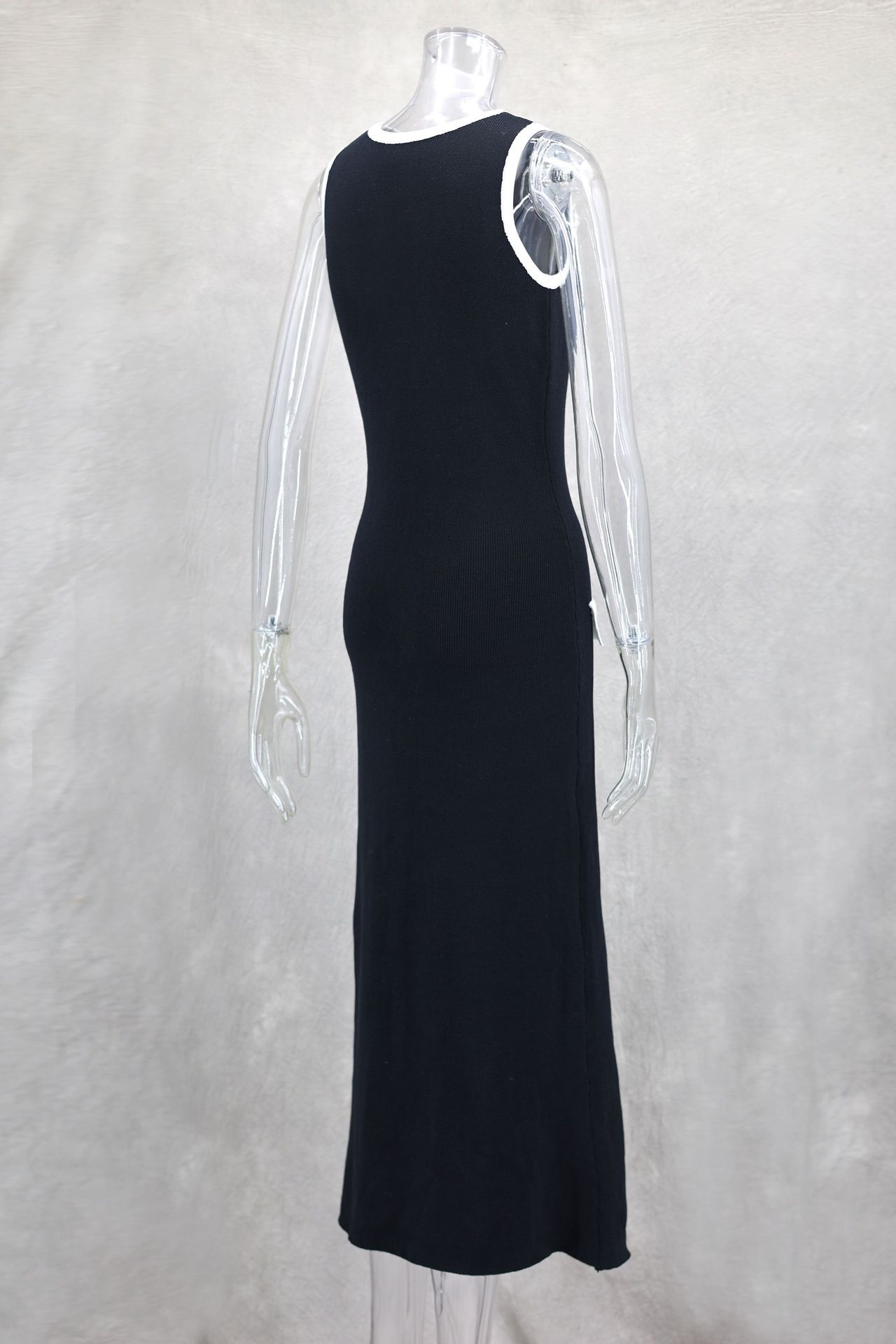 Robe élégante en laine noire pour femme