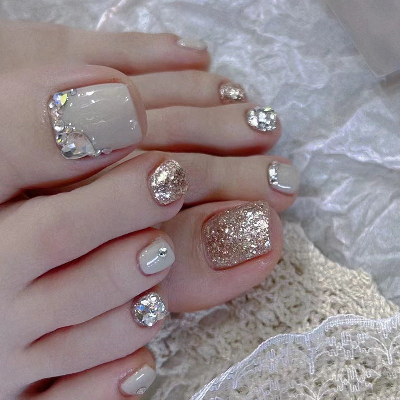 Pies de uñas con uso de diamantes brillantes y champán