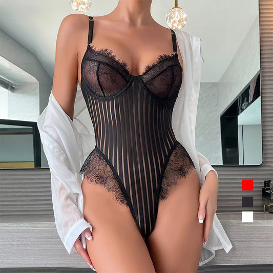 Mono con encaje, abertura y gancho oculto en el borde y rayas de malla