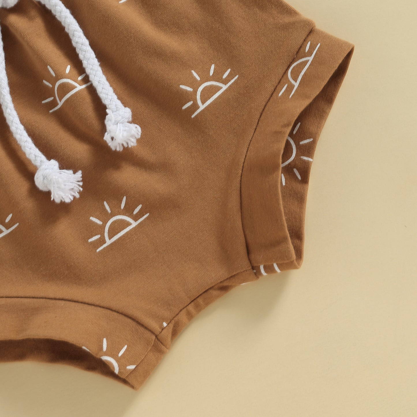 Conjunto de camiseta con estampado de árbol de coco y pantalones cortos elásticos con estampado de sol para bebés recién nacidos