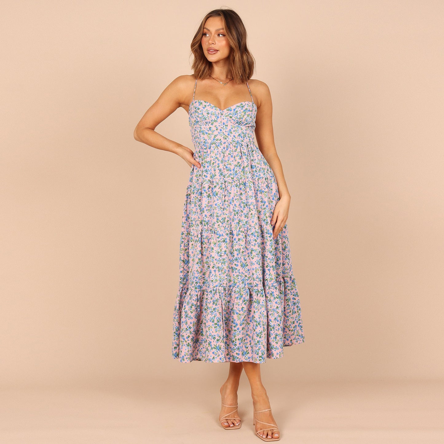 Vestido evasé con tirantes divididos y flores