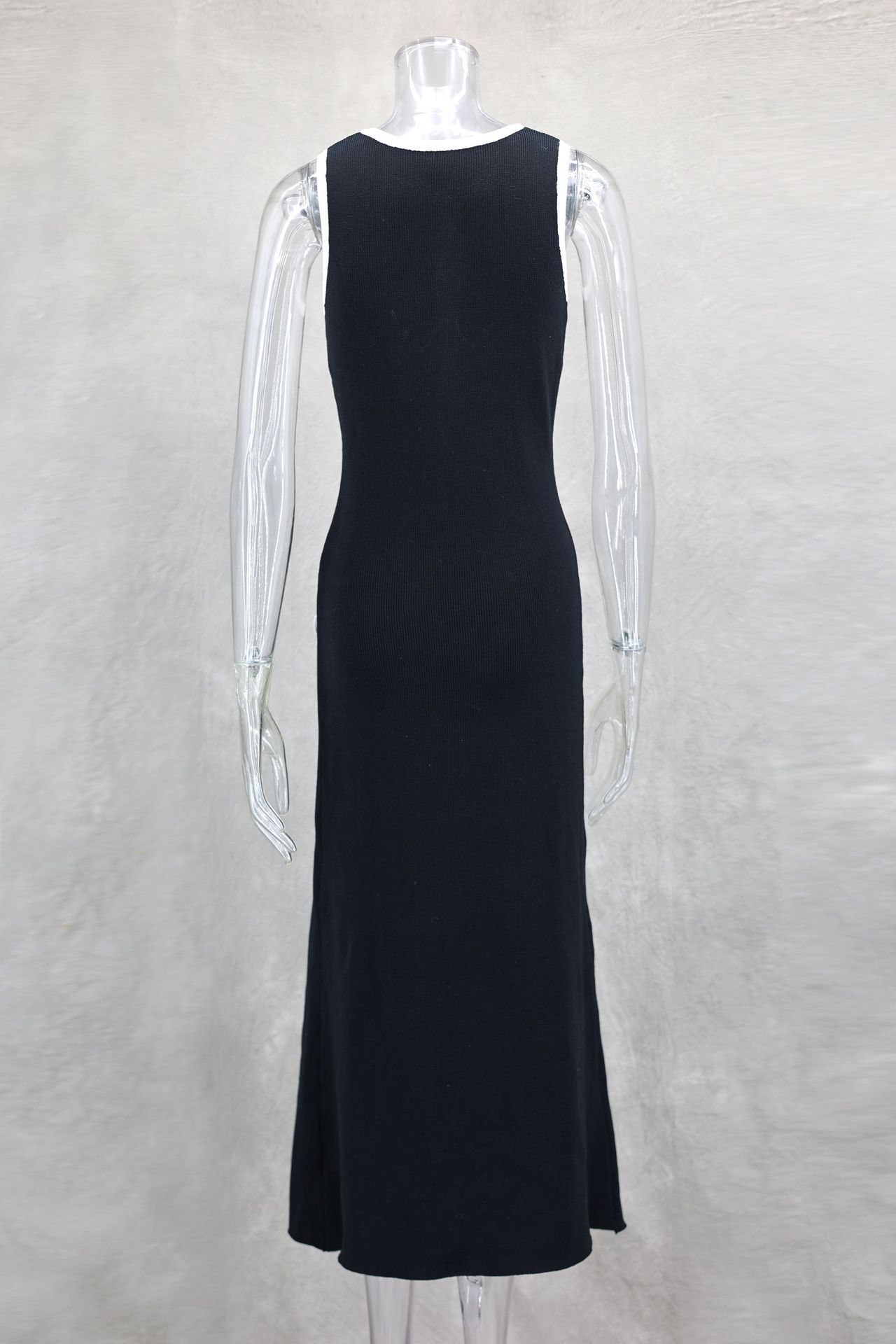 Robe élégante en laine noire pour femme