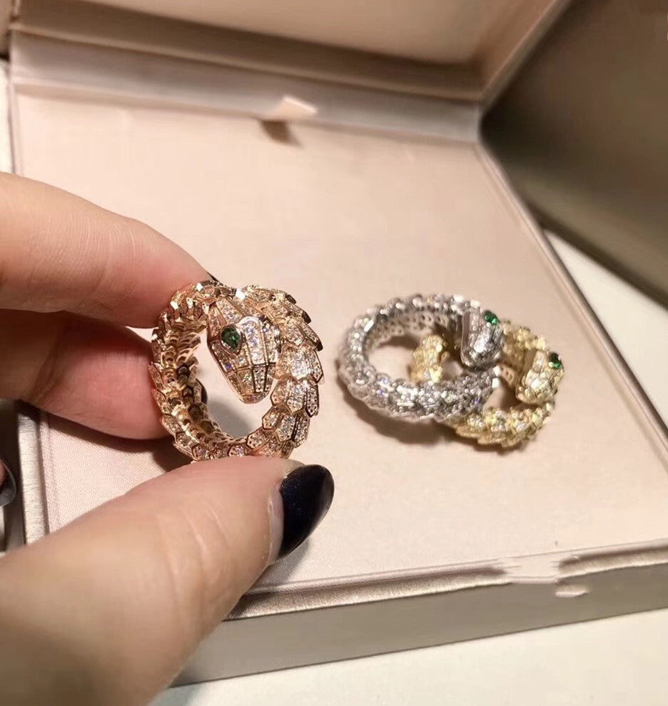 Conjunto de anillo y pulsera de serpiente con diamantes y microconjunto chapado en oro de latón