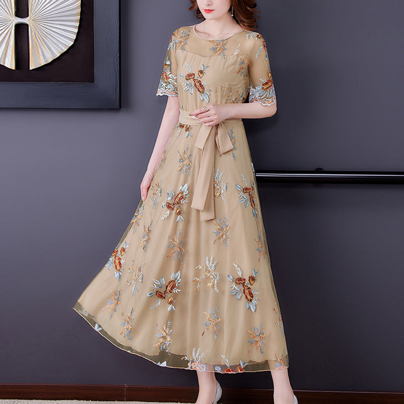 Robe mi-longue fleurie en filet pour femme