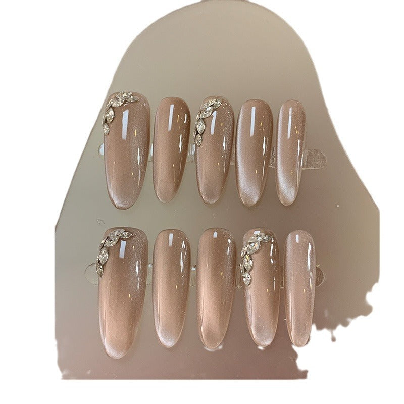 Producto acabado de uñas con uso de manicura francesa
