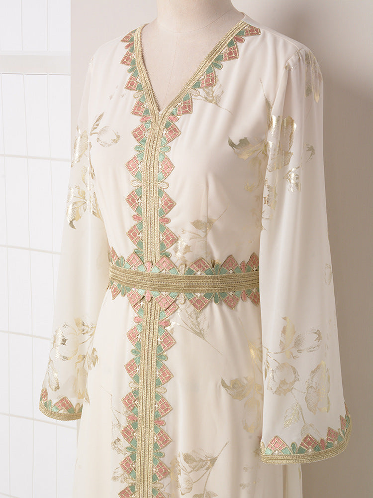 Robe blanche moderne en dentelle brodée dorée