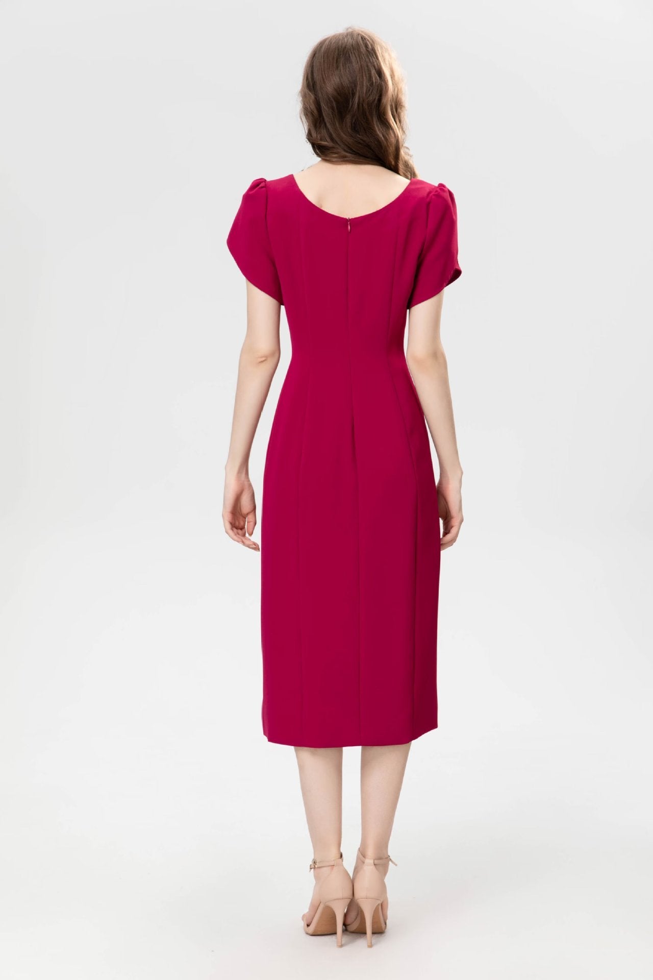 Elegante vestido formal ajustado de manga corta con bordado y abertura en la cadera