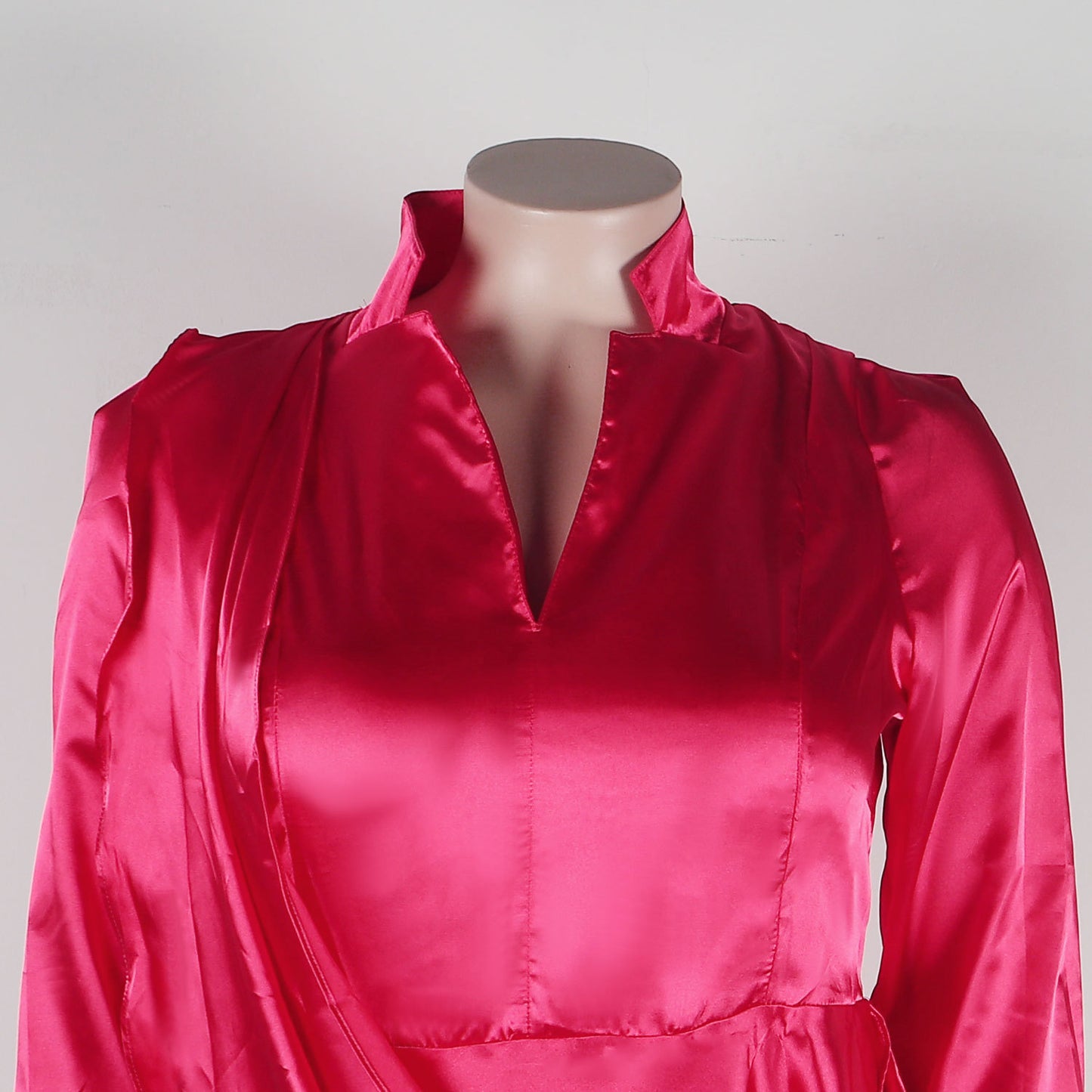 Robe moulante à manches longues et plis en V profond, grande taille