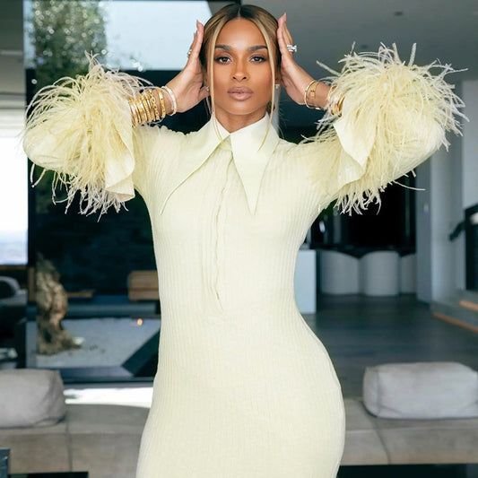Vestido ajustado con puños de plumas y cuello alto elástico de manga larga