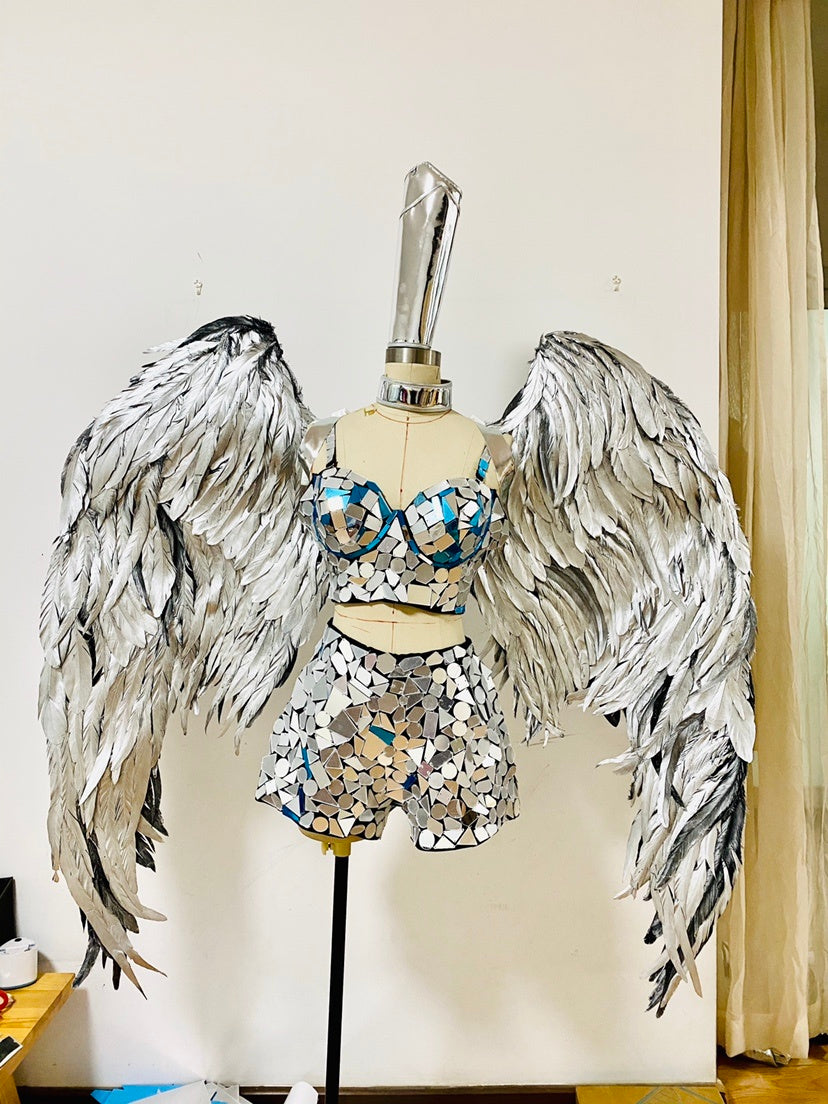 Nuevo conjunto de falda y chaleco con plumas plateadas