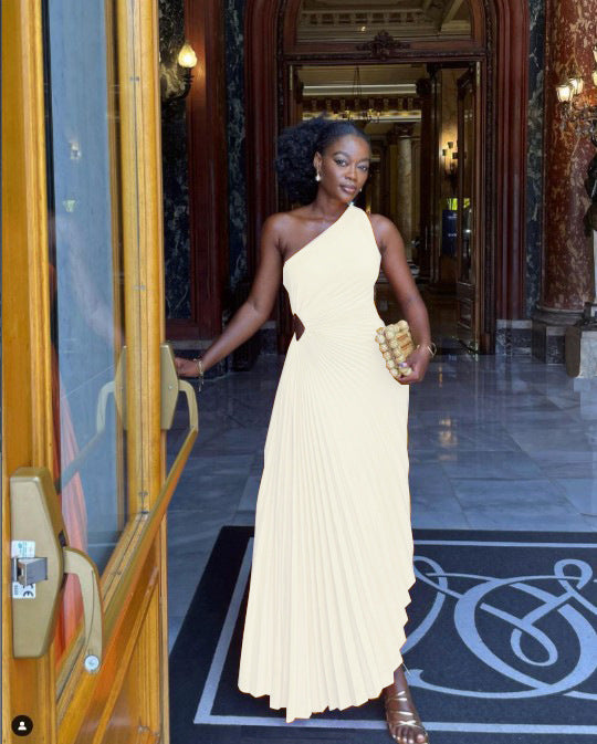 Robe plissée à découpes et coupe ajustée à une épaule