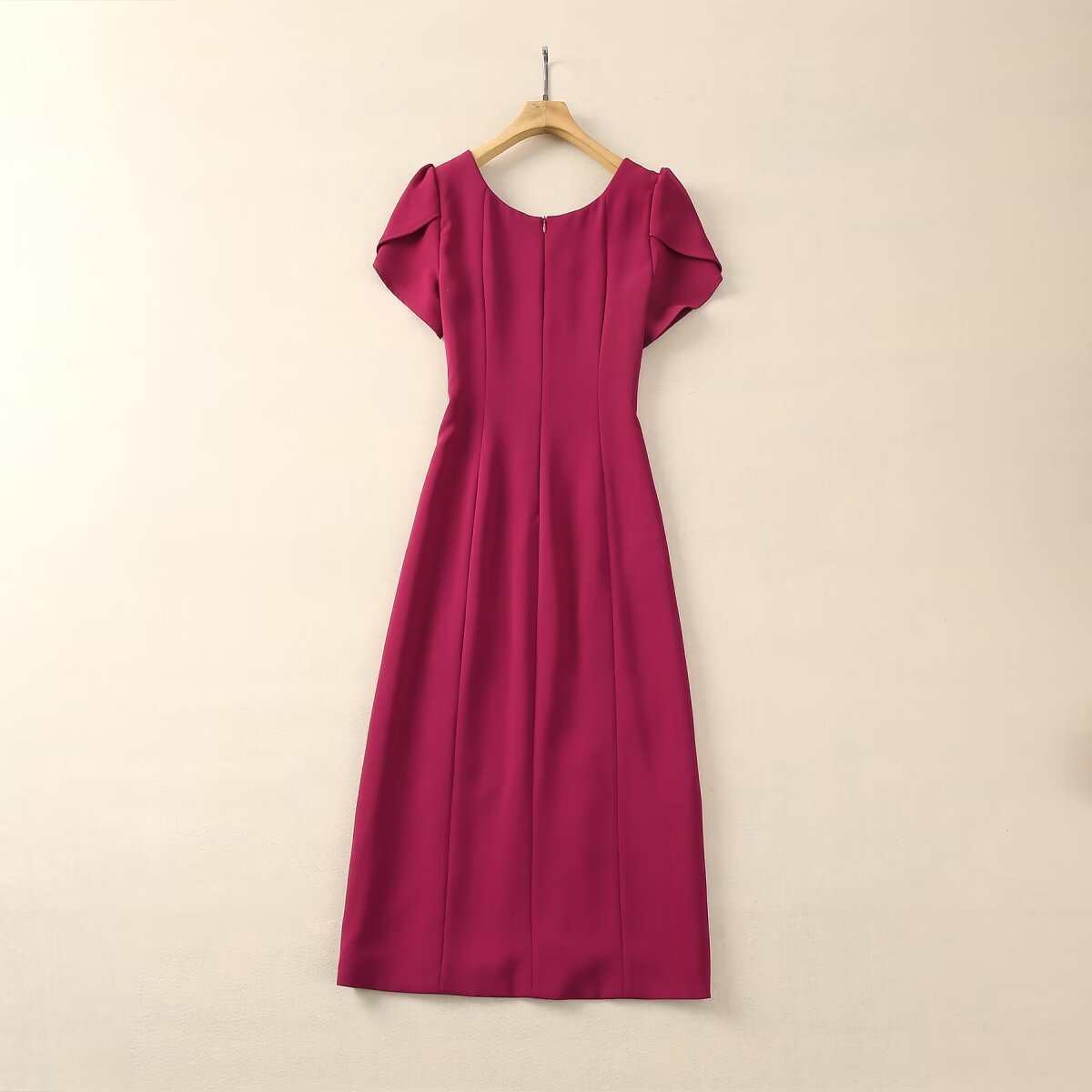 Elegante vestido formal ajustado de manga corta con bordado y abertura en la cadera