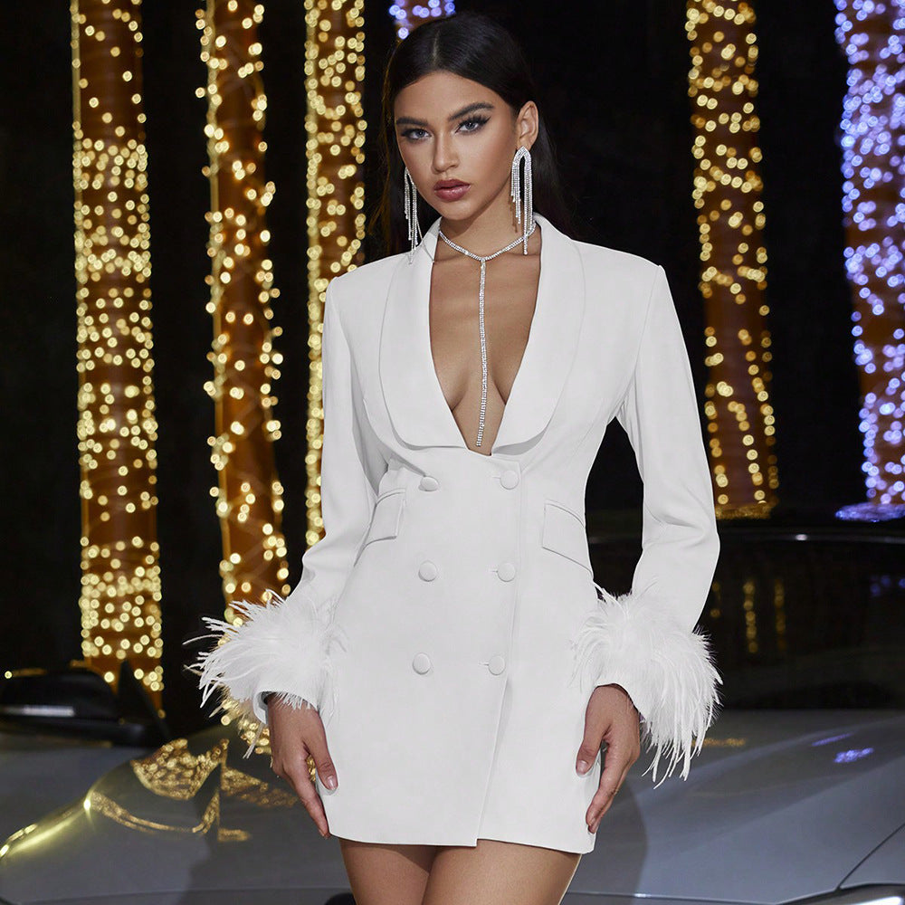 Falda de traje ajustada blanca con escote en V profundo y costura de plumas a la moda