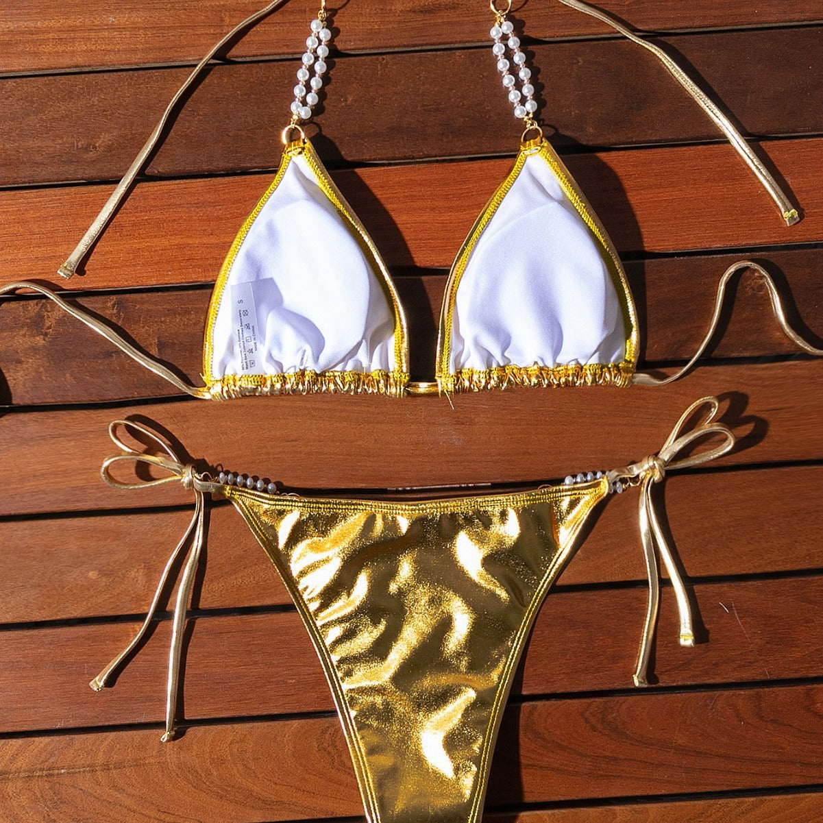 Bañador bikini con cordones y halter bronceador con cadena de perlas