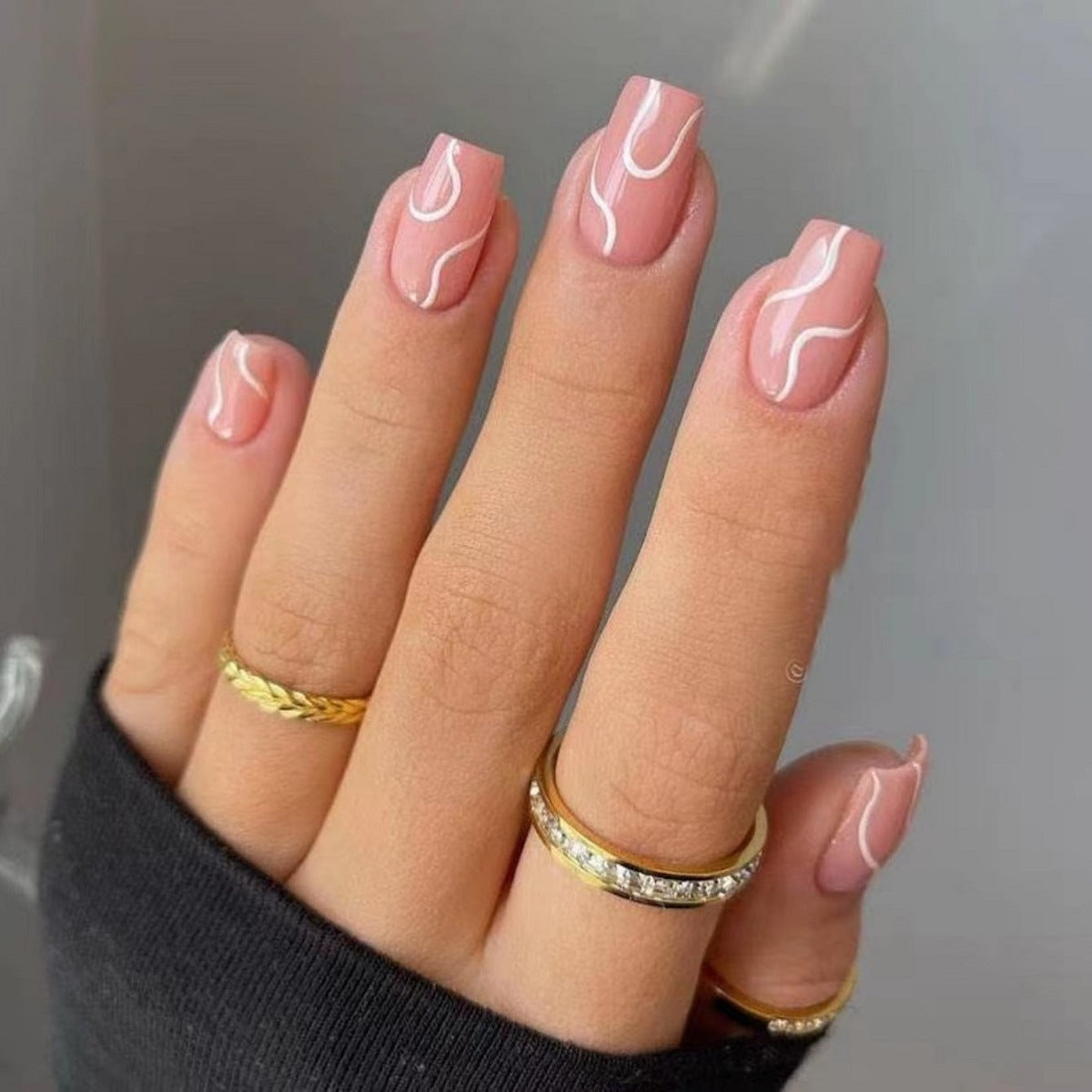 Belleza de uñas terminadas a la moda para mujer