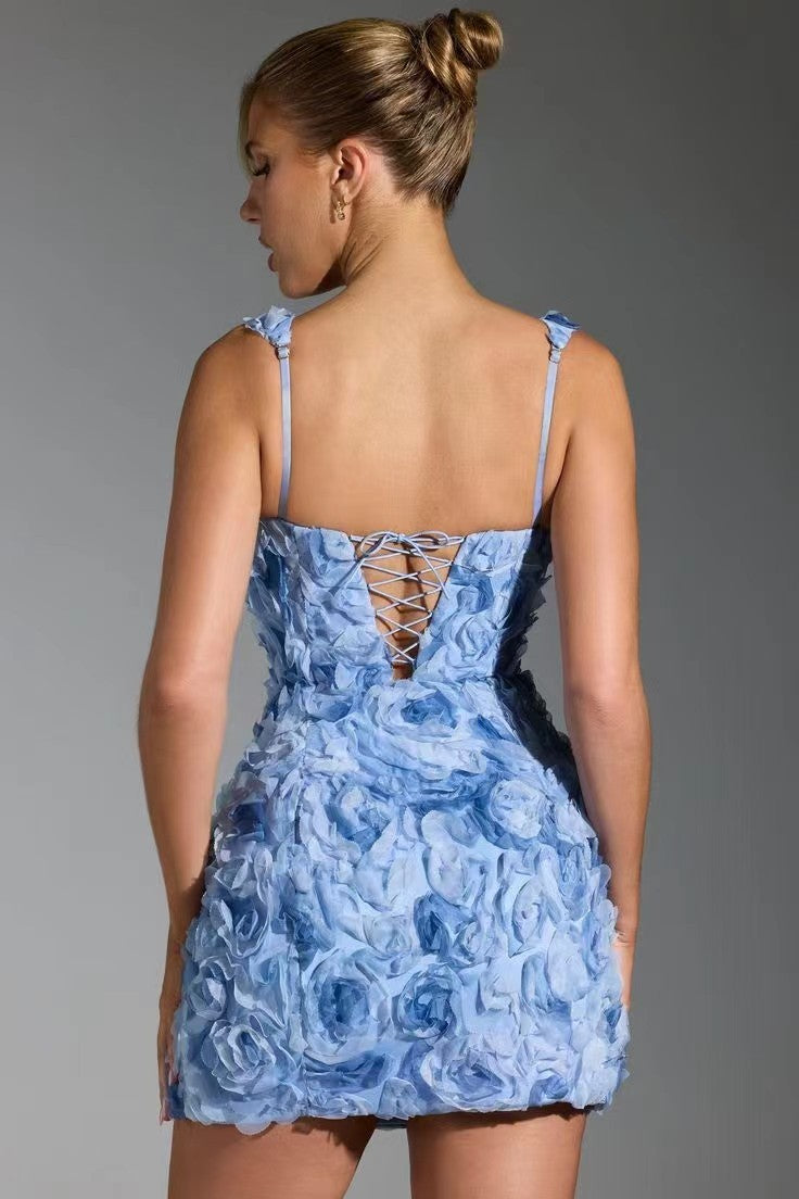 Vestido de mujer con tirantes y flores tridimensionales