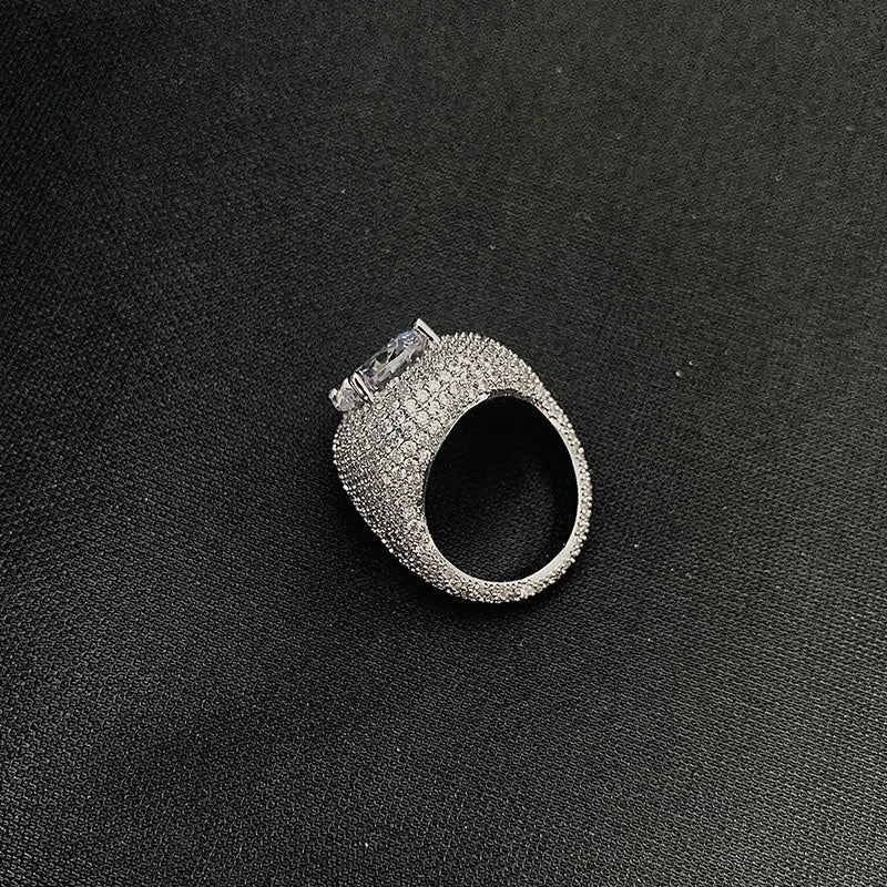 Anillo de circonitas minimalista geométrico y moderno