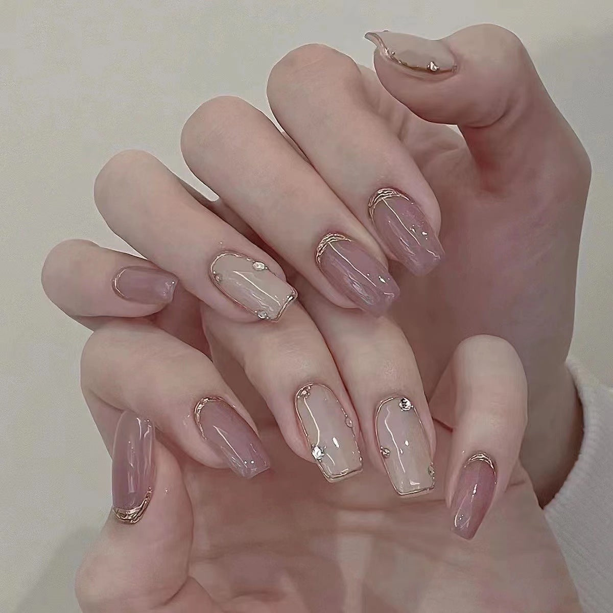 Manicura de línea de espejo metálico nude de uñas usadas a mano