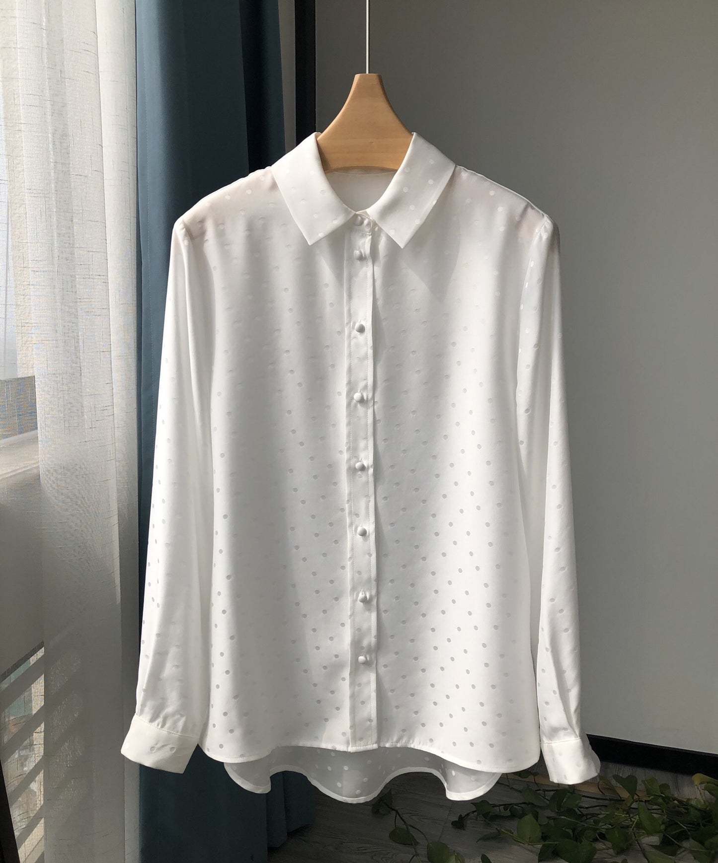 Camisa de manga larga con revés brillante y sedosa de crepé satinado, suelta y relajada, perteneciente a una minoría francesa