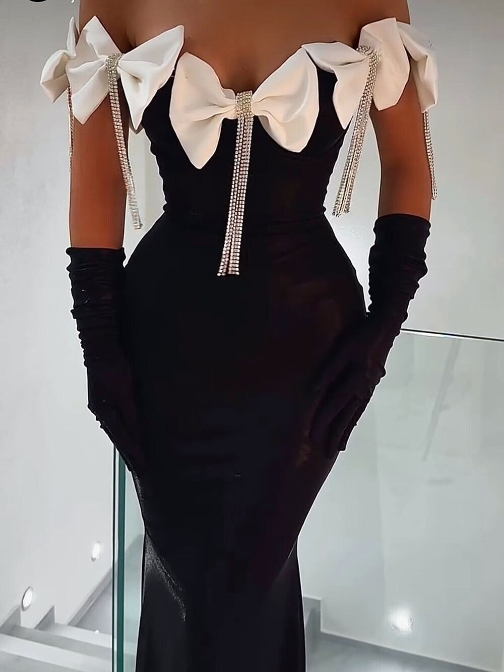 Vestido con top de tubo y lazo con borlas y diamantes de imitación blancos