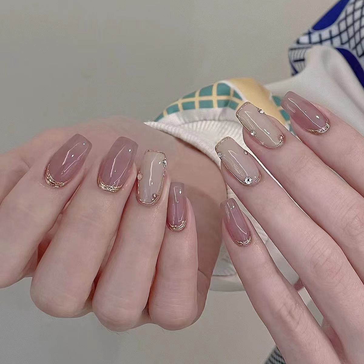 Manicura de línea de espejo metálico nude de uñas usadas a mano