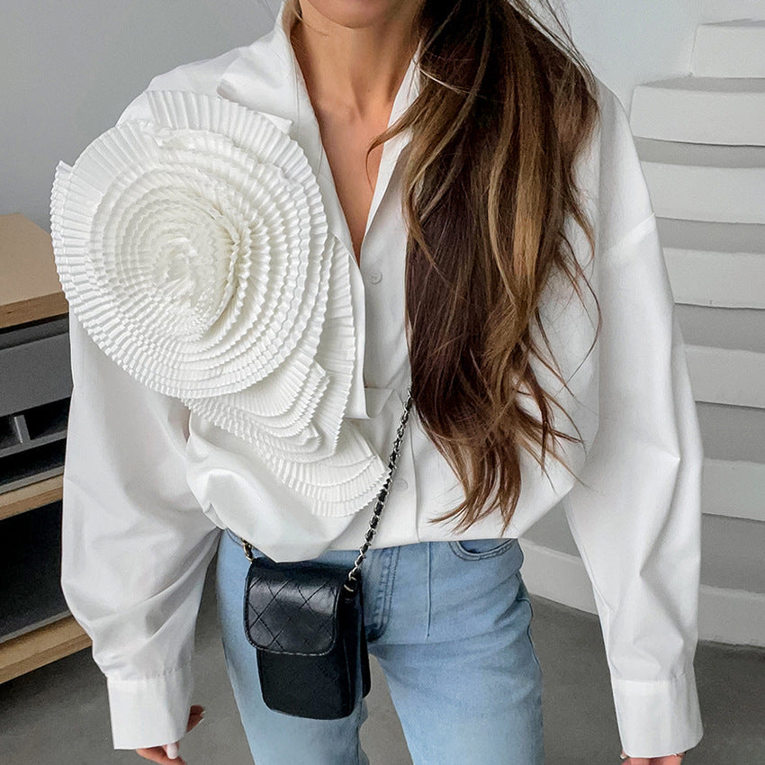 camisa de mujer con diseño de solapa y flor de mosaico