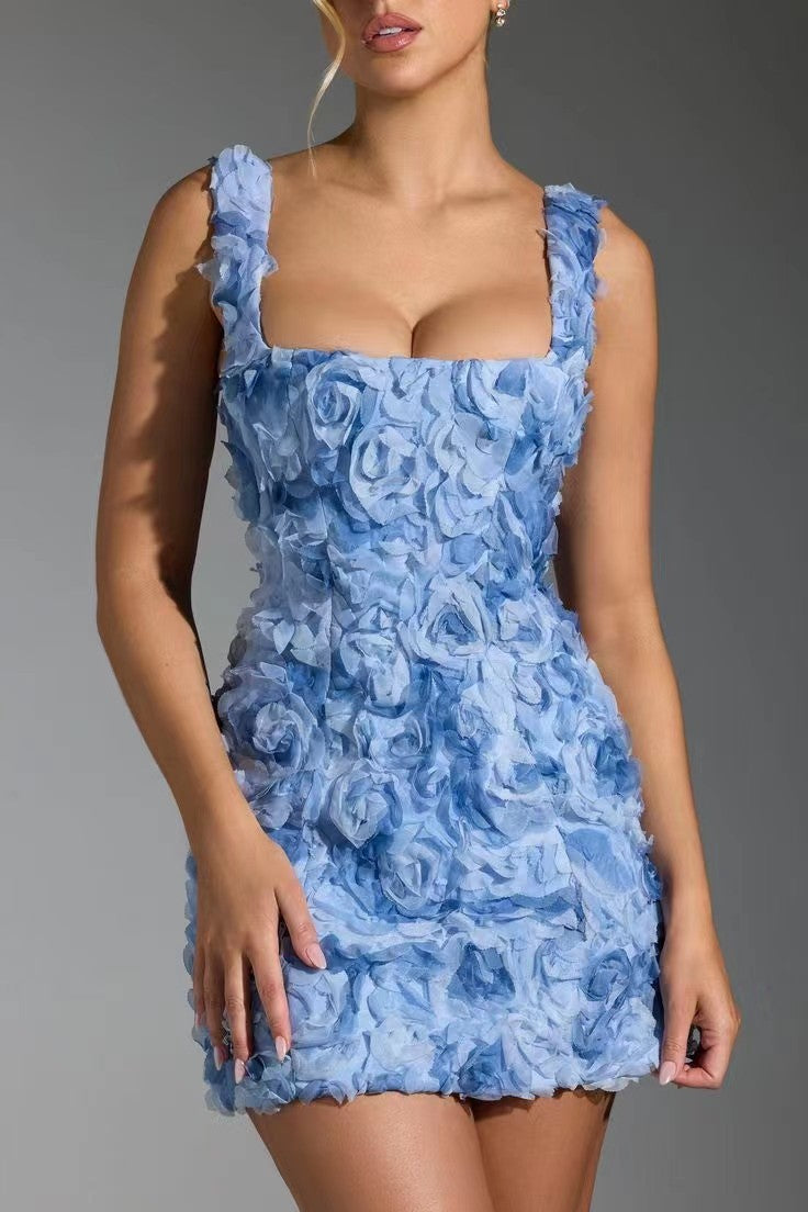 Vestido de mujer con tirantes y flores tridimensionales