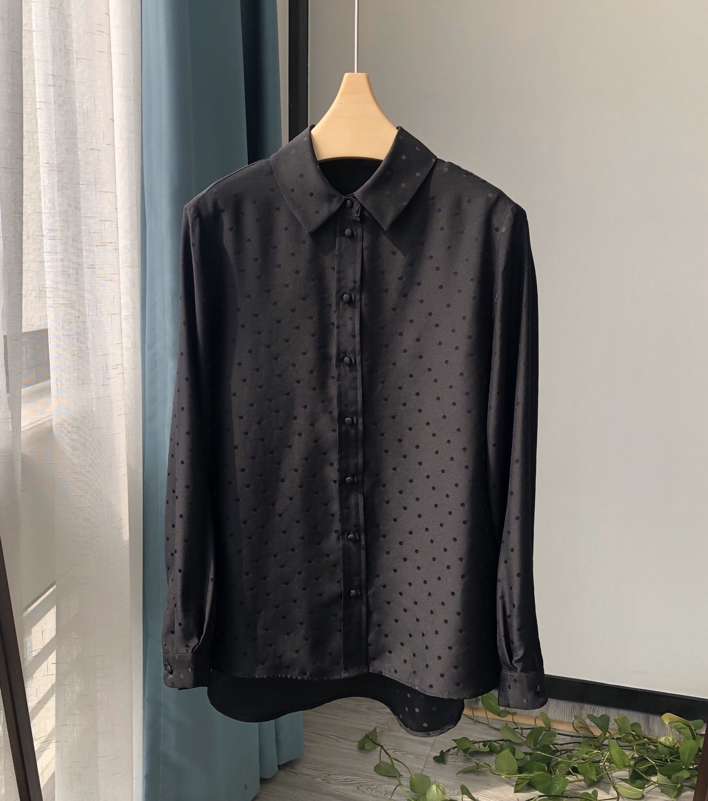 Camisa de manga larga con revés brillante y sedosa de crepé satinado, suelta y relajada, perteneciente a una minoría francesa