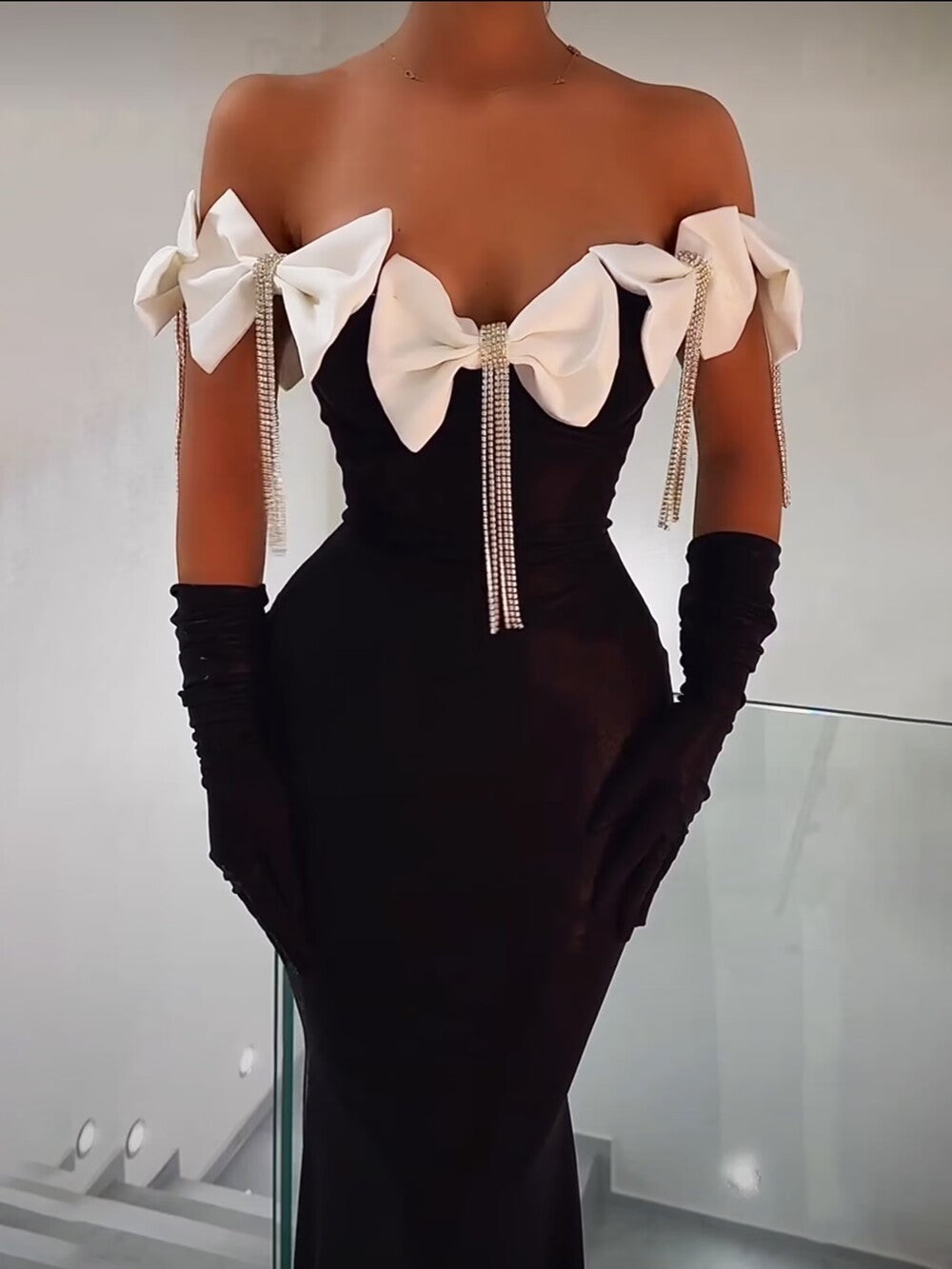 Vestido con top de tubo y lazo con borlas y diamantes de imitación blancos