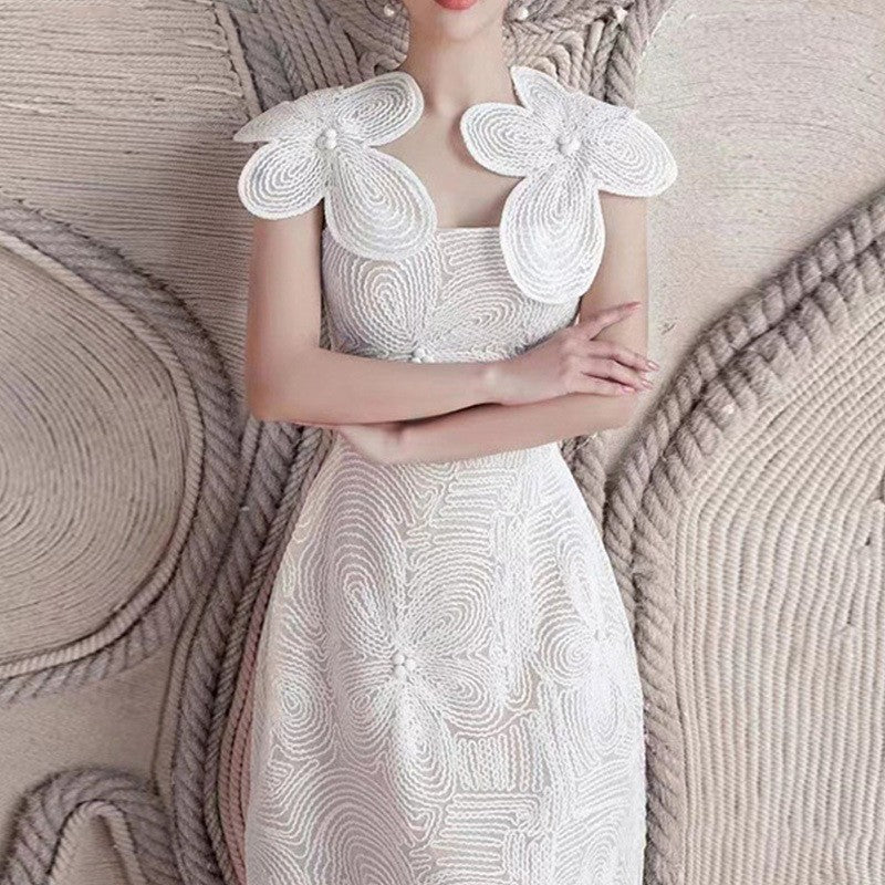 Vestido de mujer con flores blancas bordadas