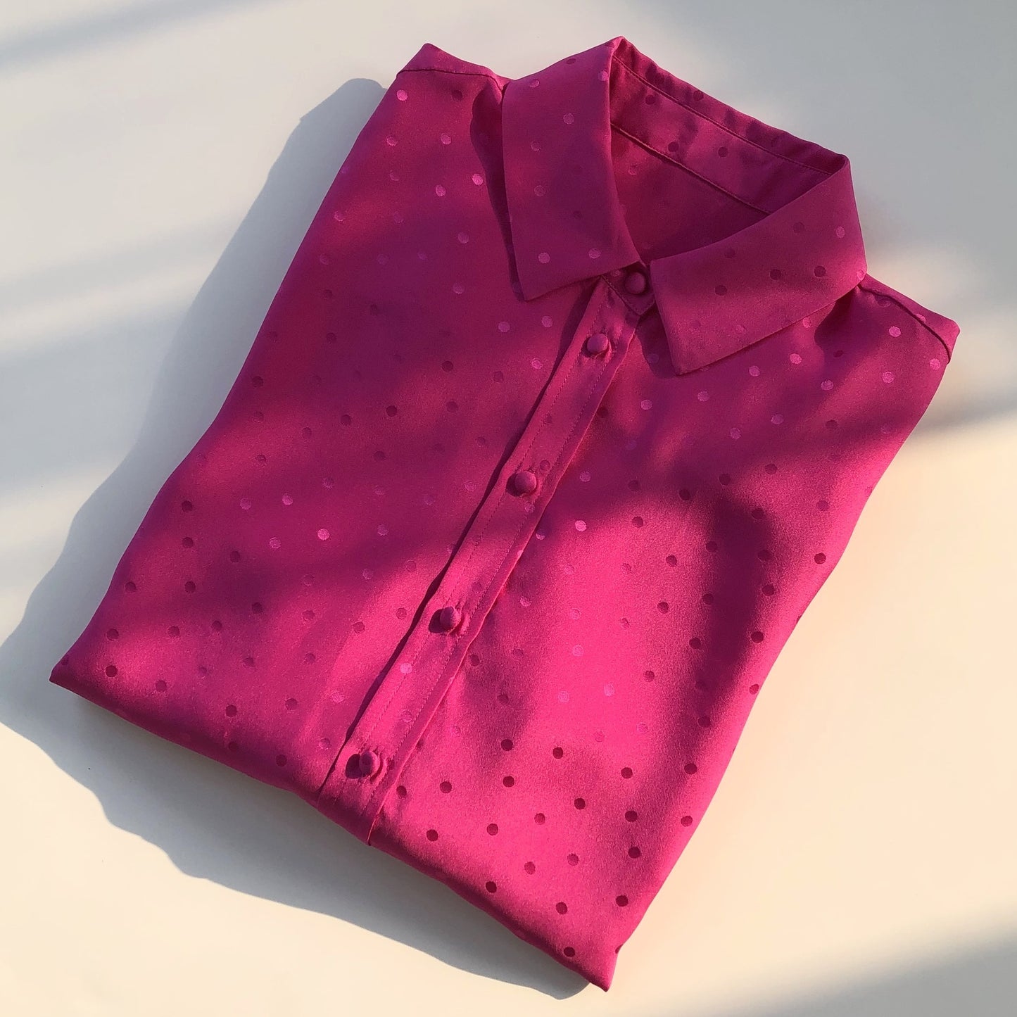 Camisa de manga larga con revés brillante y sedosa de crepé satinado, suelta y relajada, perteneciente a una minoría francesa