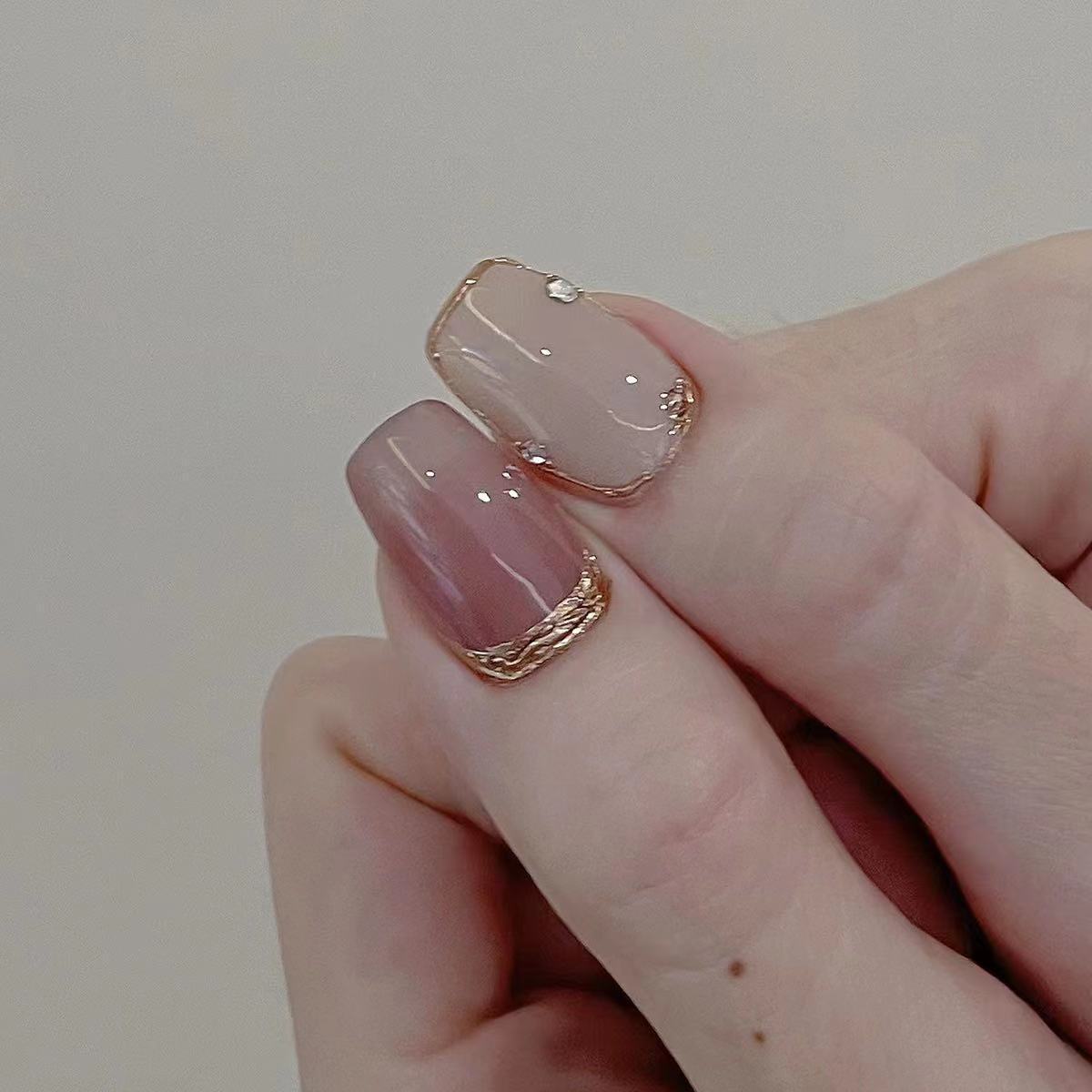 Manicura de línea de espejo metálico nude de uñas usadas a mano